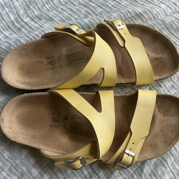 Birkies by Birkenstock Pale Yellow Slide Sandals. Size 9.5. EU Size 40 - Picture 2 of 5